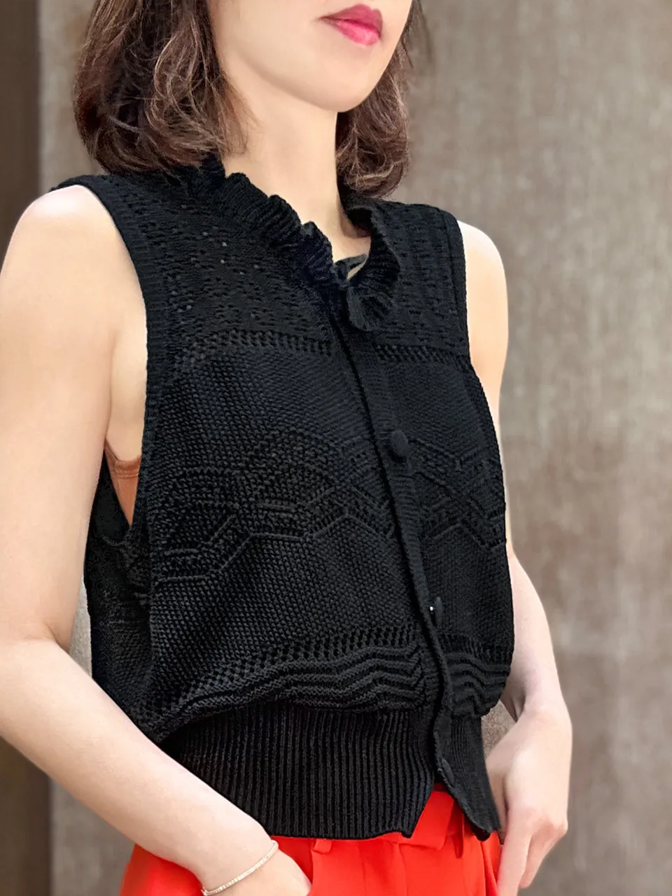 Classic Black Ruffle Collar Pattern-stitched Button Front Vest