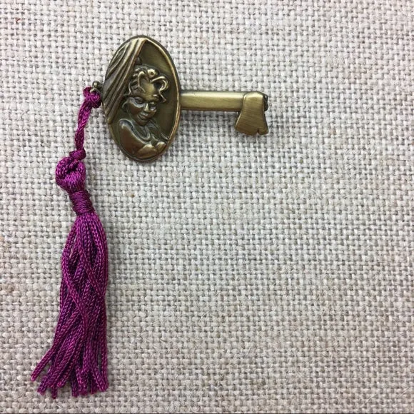 Disney DLR Haunted Mansion O-Pin House Keys Tassel Collection Bride Pin