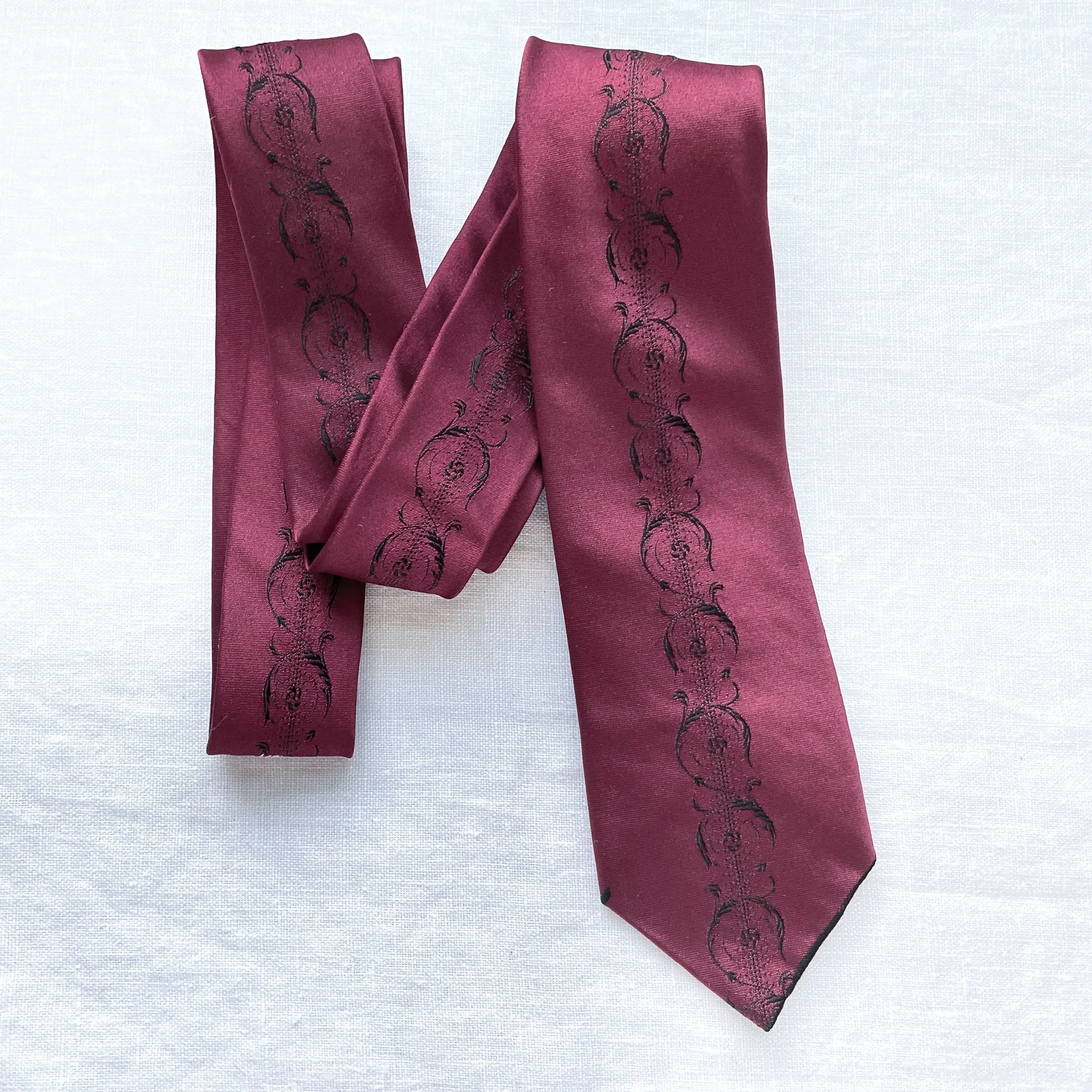 Vintage 40s/50s Narrow Burgundy tie W/Black Cream Details